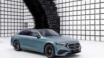 Mercedes se concentrează pe digitalizare: noul E-Class, ultimul model pe benzină