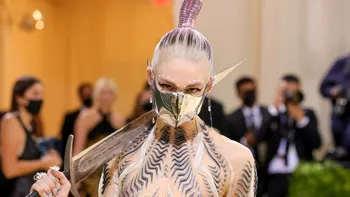 Grimes face notă discordantă și îi invită pe artiștii de inteligență artificială să-i folosească vocea: „AI poate stăpâni pe deplin știința și arta”