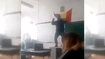 Scene uluitoare la o școală din Baia Mare: profesorul s-a urcat să danseze pe catedră, la ora de engleză. Reacția părinților, total neașteptată