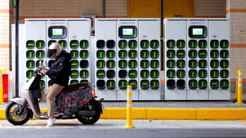 Schimbarea bateriei “din fugă”, o soluție ingenioasă: cum crește adopția de vehiculelor electrice