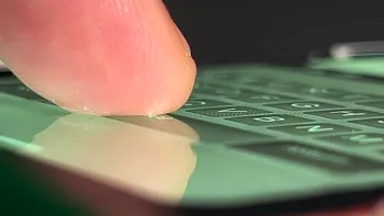 Acest ecran OLED poate fi umplut cu apă: ce utilitate are, de ce este special