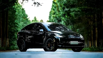 Tesla nevoită să cheme sute de vehicule în service: ce problemă au mașinile electrice
