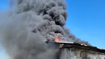 Incendiu violent la un depozit cu materiale reciclate din Giurgiu. A fost emis un mesaj Ro-Alert din cauza fumului dens