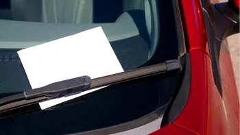 Biletul lăsat de un șofer în parbriz, după ce și-a lăsat mașina pe un drum care urma să fie reparat. Ce a putut să scrie