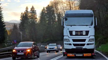 Codul Rutier suferă noi modificări: cum poți să depășești pe linie continuă fără să riști amendă sau permisul