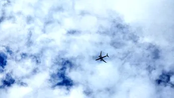 Deasupra României zboară un avion misterios. Ce traiectorie și ce scop are