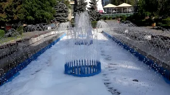 Fenomen ciudat în Ploiești. Cum a ajuns fântâna arteziană plină de spumă. Ce spun autoritățile