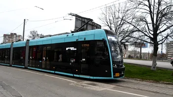 Fiul unui deputat, bătut și tâlhărit într-un tramvai din Craiova. Adolescentul, victima unui grup de hoți
