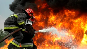 Incendiu pe calea ferată. Locomotiva unui tren de marfă a luat foc, în Dâmbovița