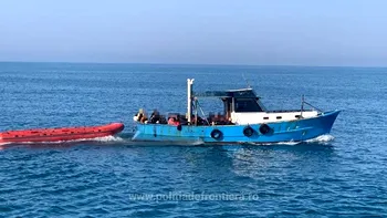 Intervenție de urgență pe Marea Neagră. Zeci de migranți, printre care și minori, în pericol să se scufunde cu o ambarcațiune