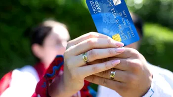 Legătura dintre cardul bancar și o căsnicie fericită. Ce trebuie să faci pentru a nu te certa de la bani. Specialiștii vin cu sfaturi prețioase