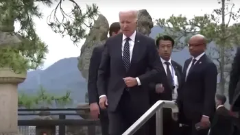 Moment stânjenitor pentru Joe Biden. A fost cât pe ce să cadă pe trepte, la summitul G7 din Japonia. Video