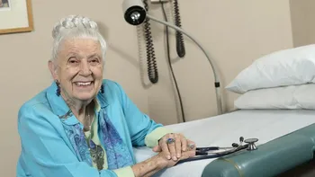 O doctoriţă de 102 ani care încă îşi consultă pacienţii vrea să mai profeseze cel puţin 10 ani. Care este rutina sa zilnică