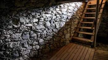 O femeie a descoperit o cameră secretă în subsolul casei sale. Ce era în interiorul ei a șocat-o
