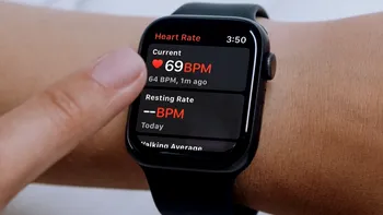 A primit o alertă pe Apple Watch și a plecat de urgență la spital. Device-ul i-a salvat viața unei femei gravide