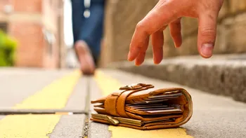 O româncă a găsit pe jos, în Italia, un portofel cu 2.300 de euro. Ce a făcut cu el apoi i-a lăsat mască pe oamenii legii