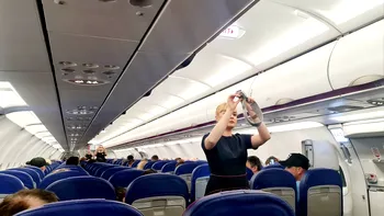 O tânără a stat pe ultimul loc din avion. Ce a pățit tot drumul: „Data viitoare voi cumpăra un loc în față”