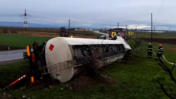 Pericol de explozie în Neamț. O autocisternă încărcată cu motorină s-a răsturnat pe drumul DN2-E85