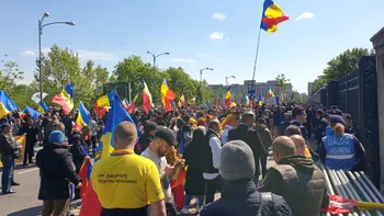 Dosar penal pentru ultraj, după ce parlamentarii Ludovic Orban și Csoma Botond au fost îmbrânciți de manifestanții AUR. Au fost date amenzi de peste 50.000 de lei