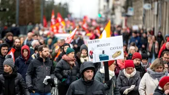 Proteste masive în Franța, de 1 mai muncitoresc. Legea privind vârsta de pensionare face ravagii în țară