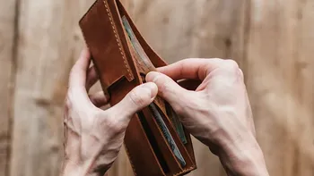 Românii care găsesc bani pe jos îi pot păstra. Ce spune legea