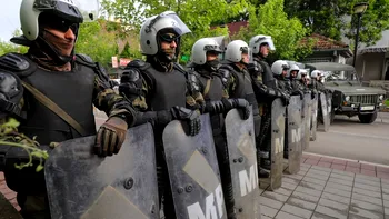 Soldații NATO au înconjurat trei primării din Kosovo, ca să îi țină la distanță pe sârbii care protestează