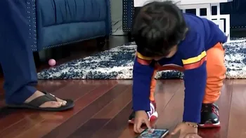 Un copil de 2 ani a apăsat din joacă un buton pe telefonul mamei și s-a ales cu toată casa remobilată