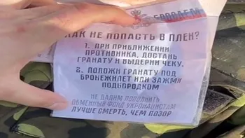 Biletul găsit în buzunarul unui soldat rus. Scria ce trebuie să facă în caz că e capturat: „Moartea e mai bună decât rușinea”