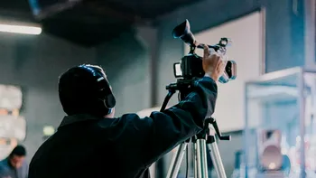 Cum te transformă inteligența artificială într-un „cameraman” bun: îți îmbunătățește semnificativ filmările