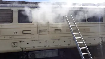 Incendiu pe calea ferată. Un tren cu 60 de călători la bord a fost cuprins de flăcări