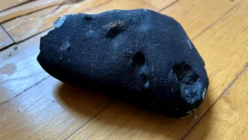 Un meteorit a intrat direct în locuința unei familii: de ce este specială rocă, ce se bănuiește a fi