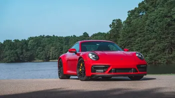 Cum se descurcă Aston Martin și Porsche pe timp de criză: brandurile de lux nu pleacă nicăieri