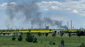 Dosar penal după incendiul de la Rafinăria Petrobrazi. Doi angajați au suferit arsuri, iar unul e în stare gravă. Reacția companiei