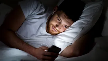 Un somn mai bun pentru adolescenți poate fi obținut prin utilizarea diferită a rețelelor sociale: ce spun cercetătorii