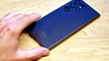 De ce să-ți ții telefonul cu fața în jos pe masă, de fapt. Greșeala pe care o fac mulți oameni, deși ”i-ar salva”