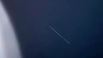 Apariția de pe cerul României, în miez de noapte. Sute de români au filmat momentul în care sateliții lui Elon Musk au traversat țara