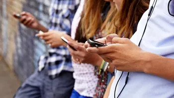 Copiii de sub 13 ani nu mai au voie cu smartphone-urile. Decizia controversată luată într-un oraș irlandez