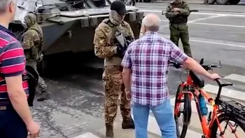 Ce a făcut un rus care a dat peste mercenarii Wagner pe stradă. Era pe bicicletă și nu părea „atât de fericit”