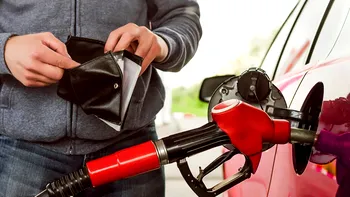 Puțini șoferi știu asta: de ce să nu alimentezi niciodată mașina la benzinăriile de pe autostradă când pleci în străinătate