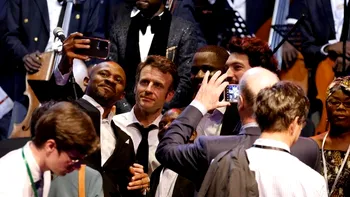 Imaginea virală cu Macron, care bea o bere pe nerăsuflate. În cât timp a reușit să dea pe gât băutura