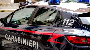 O româncă de 21 ani a fost arestată în timpul înmormântării lui Berlusconi. Cum au găsit-o polițiștii