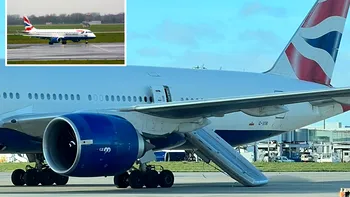 O stewardesă a activat din greșeală toboganul de urgență, când avionul se îndrepta spre pistă. Ce a urmat apoi