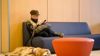 Povestea ciudată a unei românce care a stat 17 zile într-un aeroport. Femeia avea valize și un câine cu ea