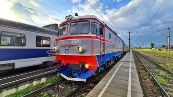 Probleme grave la CFR. Călătorii au fost dați jos din tren și urcați în autocare și microbuze