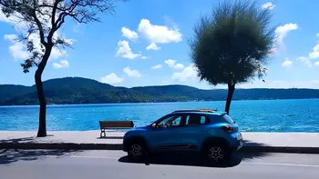 Cum a mers gratis până în Grecia și înapoi: un român a reușit o performanță fabuloasă cu o Dacia Spring