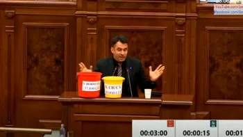 Circ la votul pentru pensiile speciale. USR, demonstrație cu găleata de la tribuna Parlamentului. Un nou scandal marca Diana Șoșoacă: Vă dăm foc VIDEO