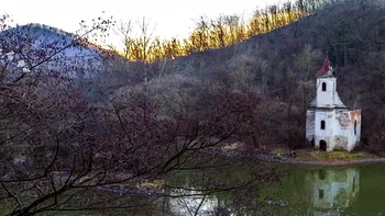 Apariții stranii, blesteme și întâmplări greu de explicat: ce se întâmplă în lacul Cinciş, din Transilvania