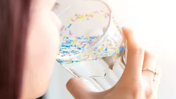 Știai că inhalezi un card de credit de plastic în fiecare săptămână? Ce au descoperit oamenii de știință
