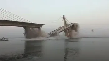 Momentul în care un pod gigantic se prăbușește, pentru a doua oară în India VIDEO