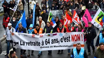 Francezii au ieșit din nou în stradă. Zeci de mii de oameni mărșăluiesc după decizia de creștere a vârstei de pensionare